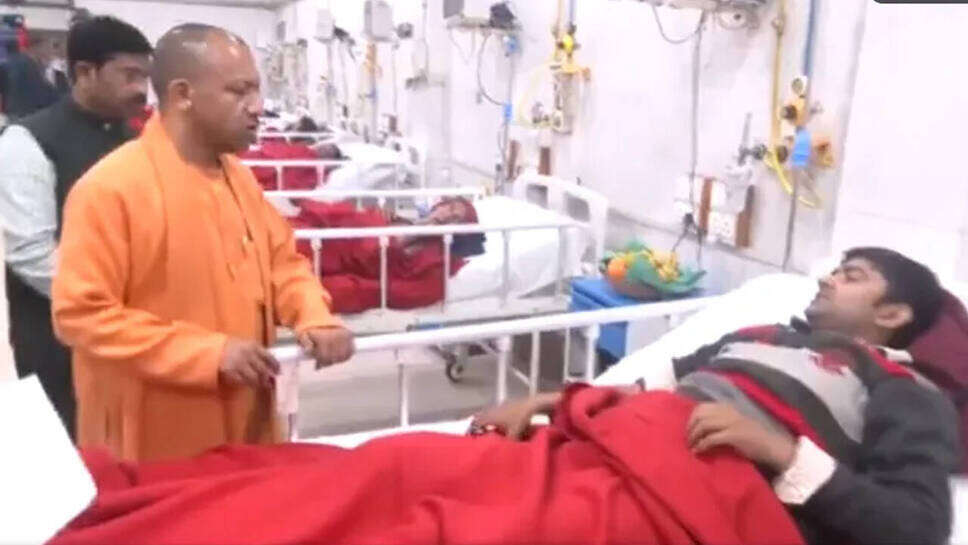 What did the young man injured in the stampede of Kumbh Mela say to CM Yogi? Watch viral video